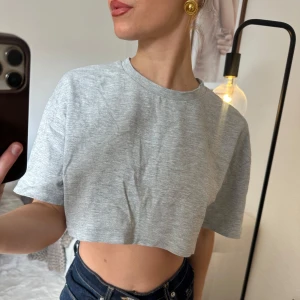 Cropped top - Säljer denna cropped toppen från zara, strl S