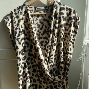 Zara blus  - Snygg v-ringad blus med leopard mönster. Köpt ny för 399kr Aldrig använd🎀
