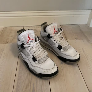 Nike Air Jordan 4 cements - Jordan 4 i färgen cement, skorna är äkta där av priset. Lite smutsiga men annars i gott skick. Hör av er för frågor!