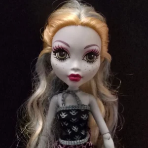 Monster high  - Lagoona Blue i klädd fashion pack för henne, stativ ingår ei 