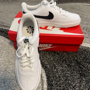 Nike Court Vision Lo NN vita sneakers - Säljer ett par fräscha Nike Court Vision Lo NN sneakers i vitt och svart. Helt nya och oanvända. 