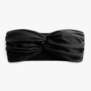 Svart bikini topp  - Säljer en svart bikini topp  i stretchigt material. Toppen har en twistad detalj framtill och är axelbandslös, perfekt för en stilren och enkel look. Passar dig som vill ha en smidig och snygg topp till sommaren. Aldrig använd.