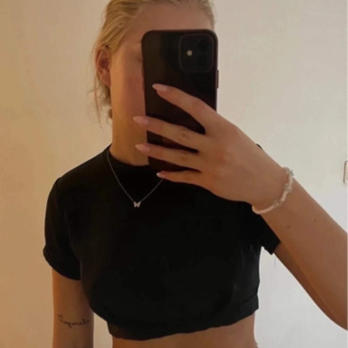 Svart croppad topp med öppen rygg