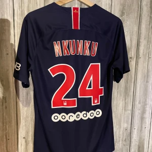 PSG fotbollströja Nkunku 24 - Säljer en officiell Paris Saint-Germain fotbollströja med Nkunku och nummer 24 på ryggen. Tröjan är mörkblå med röd och vit detalj på framsidan, Nike-logga och PSG-emblem. Dri-FIT material för bra andningsförmåga. Storlek herr M. Köptes hos PardonMyKicks för 999kr och den är en 7/10 (pris inte hugget i sten)