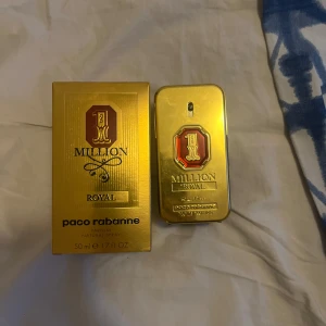 1 Million Royal herrparfym från Paco Rabanne - 1 Million Royal från Paco Rabanne är en lyxig herrparfym i en guldig, rektangulär flaska med röd och guld etikett. Flaskan rymmer 50 ml och har en metallisk finish som ger en exklusiv känsla. Kommer med originalförpackning.