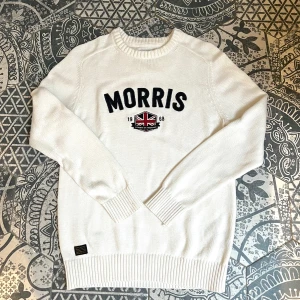 Morris - Stickad Tröja - Säljer en stilren vit stickad tröja från Morris! | I Utmärkt skick! Inga defekter! Använd fåtal gånger endast! | Stl: M | Perfekt för en klassisk och avslappnad look! | Vid frågor eller funderingar finns jag i DM! 📩 Mvh Hugo Persson 