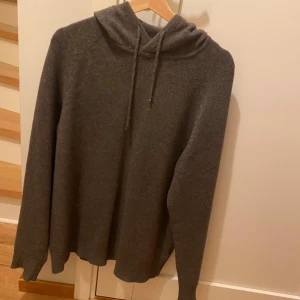 Brun hoodie i kashmir från Soft Goat - Mysig brun hoodie från Soft Goat i mjuk kashmir. Tröjan har långa ärmar, huva med dragsko och ribbade muddar. Perfekt för en avslappnad och stilren look. Nypris 3695kr