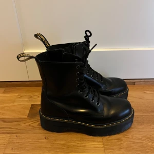 Dr. Martens Jadon platform - Dr.Martens Jadon Smooth leather platforms. Använda 2-3 gånger och i mycket bra skick. Storlek 40. (Size 7.5 US size). Säljer då de inte längre är min stil. Originalpris 2400kr.