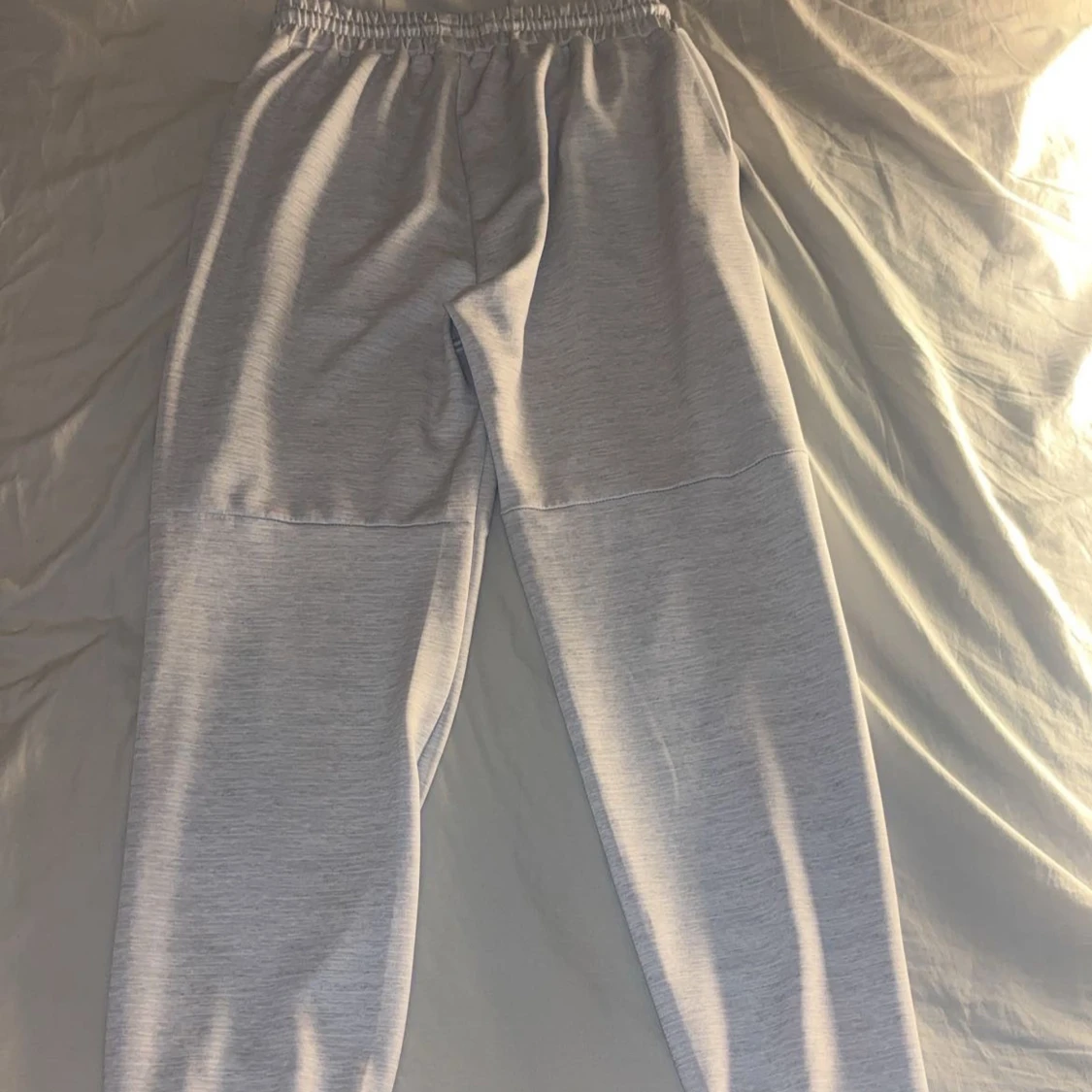 Grå mjukisbyxor från McKenzie med svarta detaljer på sidan  - 1