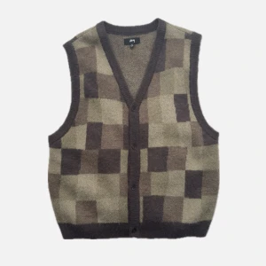 Stussy knitted vest  - Stickad väst från Stussy. Köpt på Nitty Gritty i Stockholm. Knappt använd så skicket är nästintill orörd. Nypris: 1399kr Strl: M