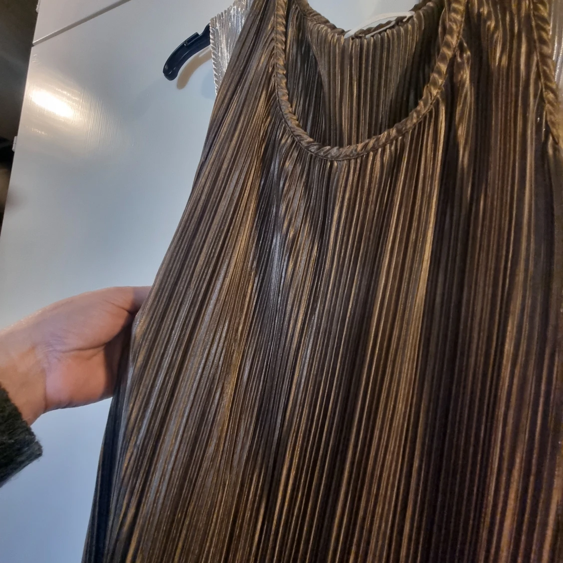 Plisserad brun ärmlös klänning - 1