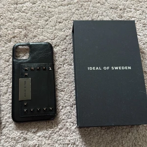 Fyra mobilskal 2 från iDeal of Sweden och andra märken - Säljer fyra olika mobilskal till iPhone 11. Hör av er om vilket skal ni vill köpa så kan priset diskuteras!