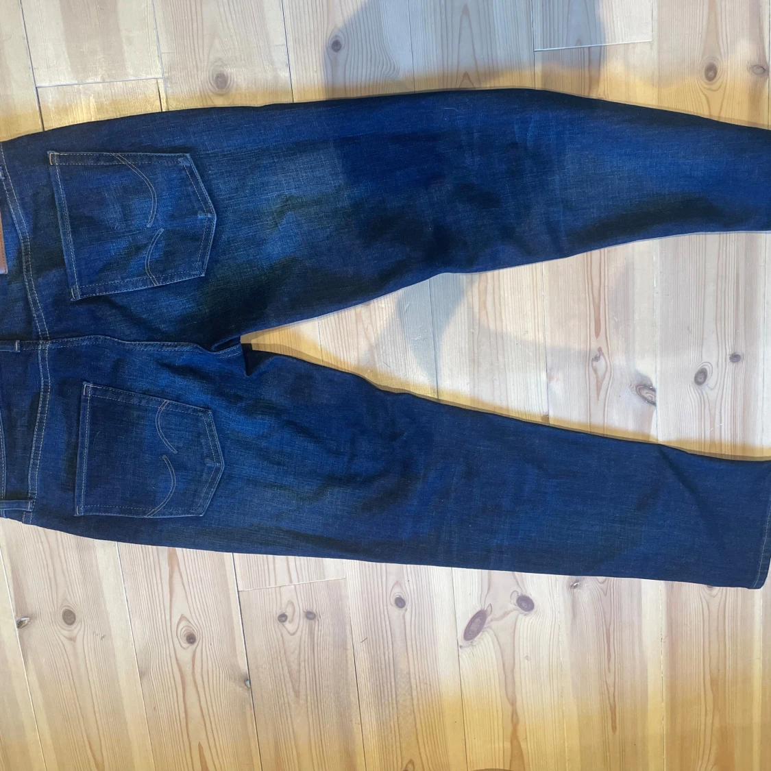 Mörkblå jeansbyxor. Helt nytt skick. Köpte för 899 säljer nu för 200 kr - 1