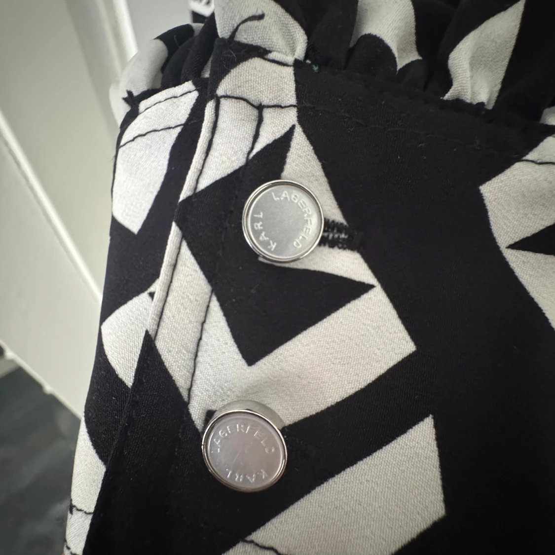 Svartvit mönstrad blus från Karl Lagerfeld - 2