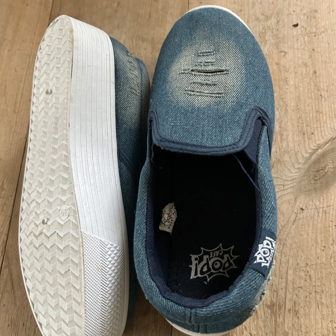 Jeansblå slip-on sneakers från Pop Café - 1