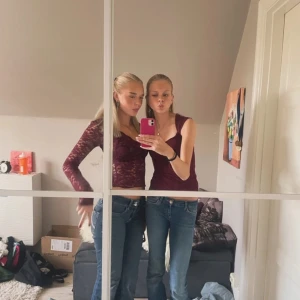 Vinröd topp - Säljer en vinröd croppad linne-topp med smala axelband. Toppen har en tight passform och är perfekt att styla med jeans eller kjol. Enkel och stilren design som passar till många tillfällen. Köpt för 400 kr