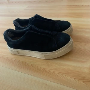 Svarta eytys - Säljer svarta eytys, har använt dem mycket där av skicket, ( de är skadade vid hälarna), men de sitter bra på och passar till allt!