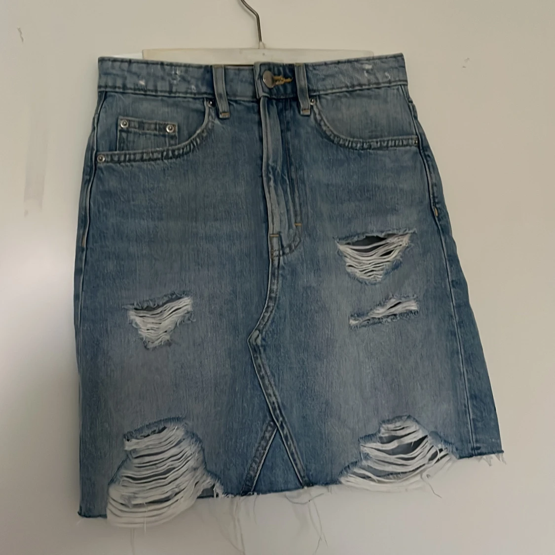 Blå jeanskjol med slitningar från H&M Divided