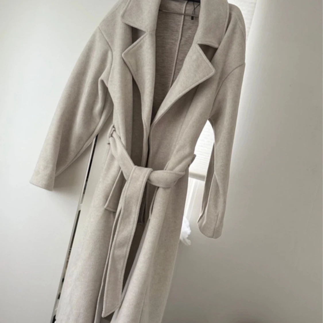 Beige kappa med bälte från Amisu - 2