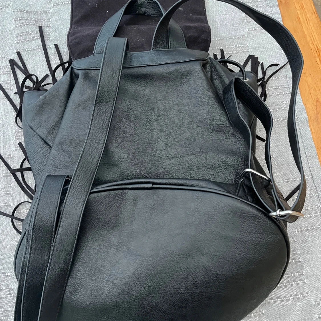 Svart mocka ryggsäck med fransar - 3