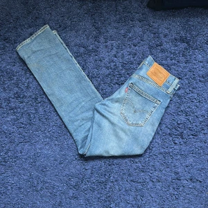 Levis 511 ljusblå jeans - Säljer ett par klassiska Levis 511 jeans i ljusblå tvätt. Jag har använt dem 1 gång och är i princip helt nya inget täcken på användning vad jag ser. Ställ om ni har några frågor !!!🤝