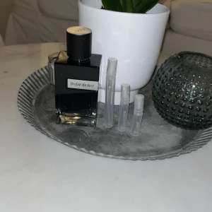 Ysl y edp 2,3,5ml - Säljer en super fin doft ysl y edp som är maskulin för bra priser. Det finns 2,3,5 ml. Priser 2ml=39kr, 3ml=49ml, 5ml=69. Finns fler parfymer i min profil 