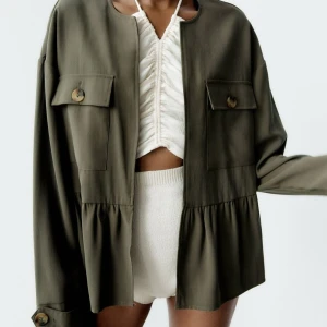 Beige kappa  - Säljer min så fina vår jacka från Zara, storlek S❤️ säljer den i beige! 
