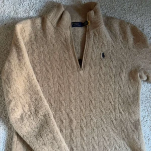 Beige cashmere halfzip från Polo Ralph Lauren - Säljer denna sjukt feta Half zipen i Kashmir från Ralph lauren, tröjan är i bra skick och knappt använt, Kvitto finns vid frågan här görna av er vid funderingar!