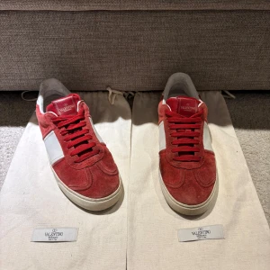 Valentino Flycrew - Storlek 39. Fläck (se bild 4) 