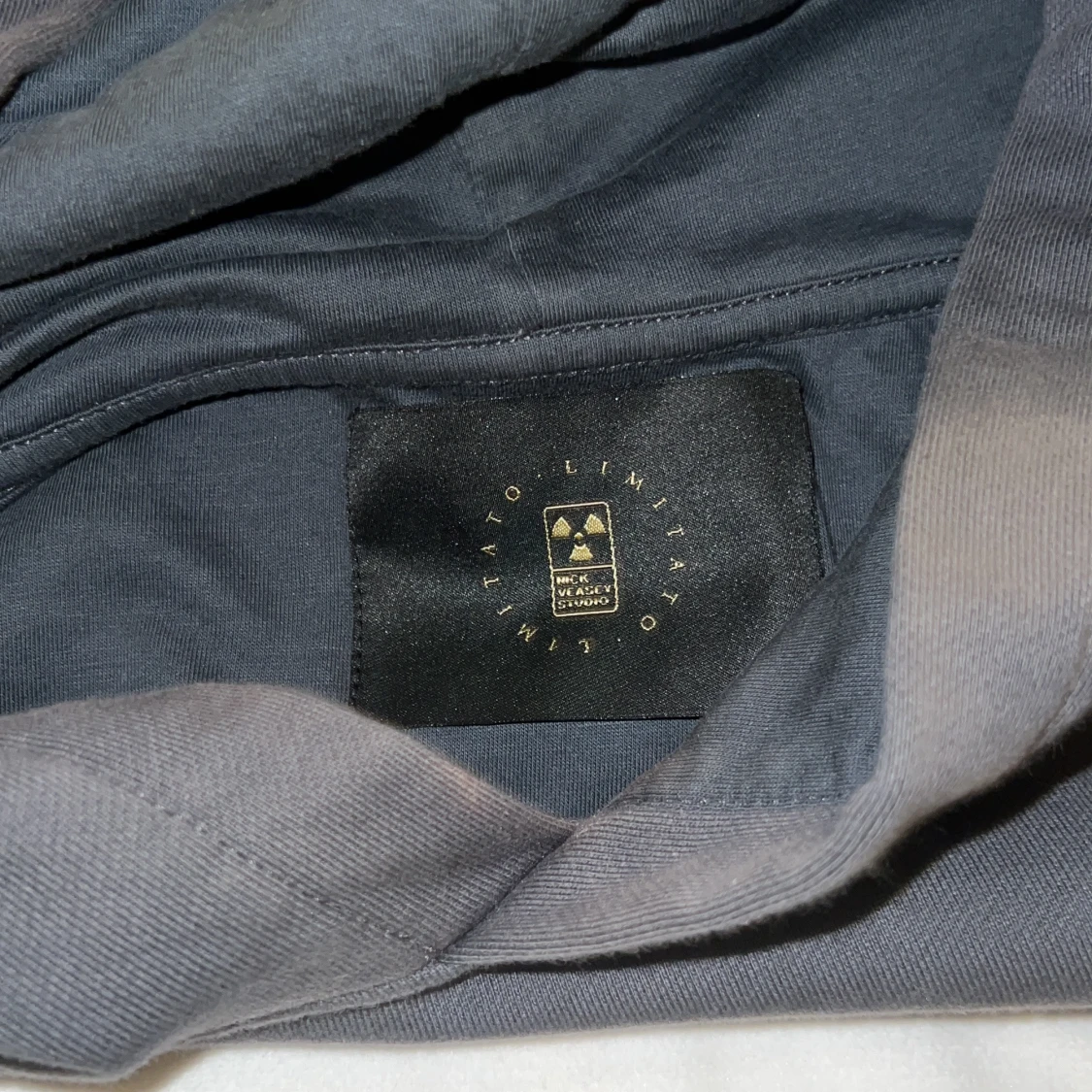 Mörkgrå hoodie från Limitato - 2