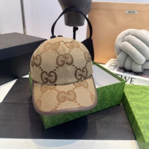 Beige Jumbo Keps - Beige jumbo keps, storlek S. Dm vid intresse eller funderingar.