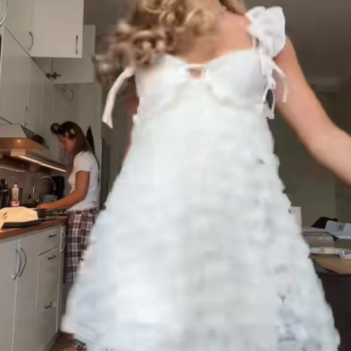 Vit volangklänning med rosetter