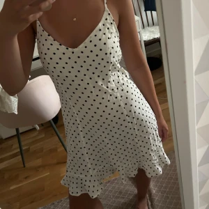 Prickig klänning - Prickig klänning i bra skick💓