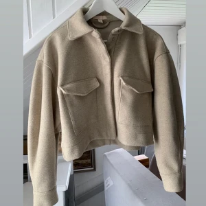 Beige jacka - I storlek S, använt få gånger. kommer inte gå ner mer i pris än vad jag har lagt ut det för💗