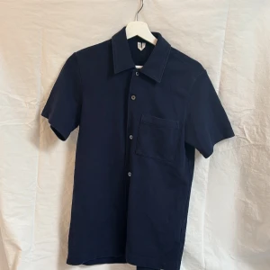 Mörkblå kortärmad skjorta från Arket - Snygg mörkblå skjorta från Arket XS