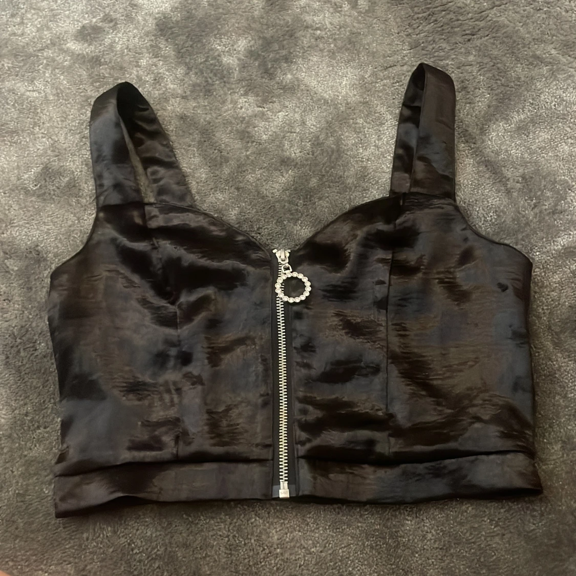 Svart croppad linnetopp med dragkedja