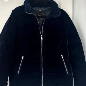Mörkblå vårjacka - Jättefin mörkblå vårjacka!! Likt en pufferjacka i lyxigt sametsliknande material💙Storlek S, märke Massimo Dutti. Nyskick utan defekter!