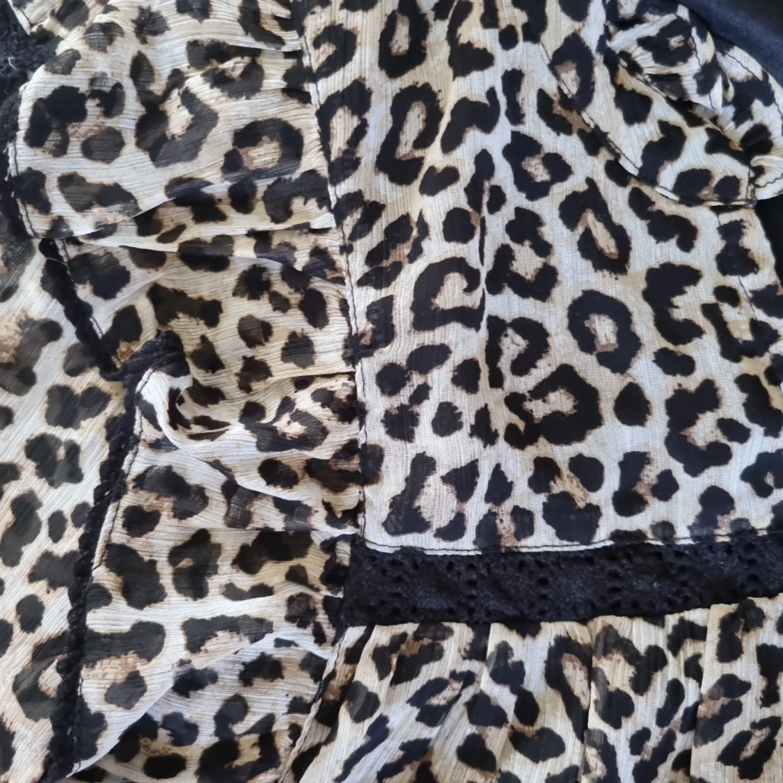 Leopard printad Blus med volanger från lindex  - 4
