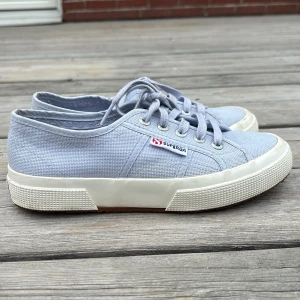 Ljuslila Superga 35.5 - Säljer ett par ljuslila Superga sneakers med klassisk design. Använda endast ett fåtal gånger