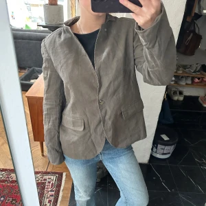 Kavaj Massimo Dutti - Så härlig somrig kavaj! Vet inte vad det är för material men ser ut som tjockt linne vilket gör den Såå somrig😍😍 Går även att vika upp ärmarna! 