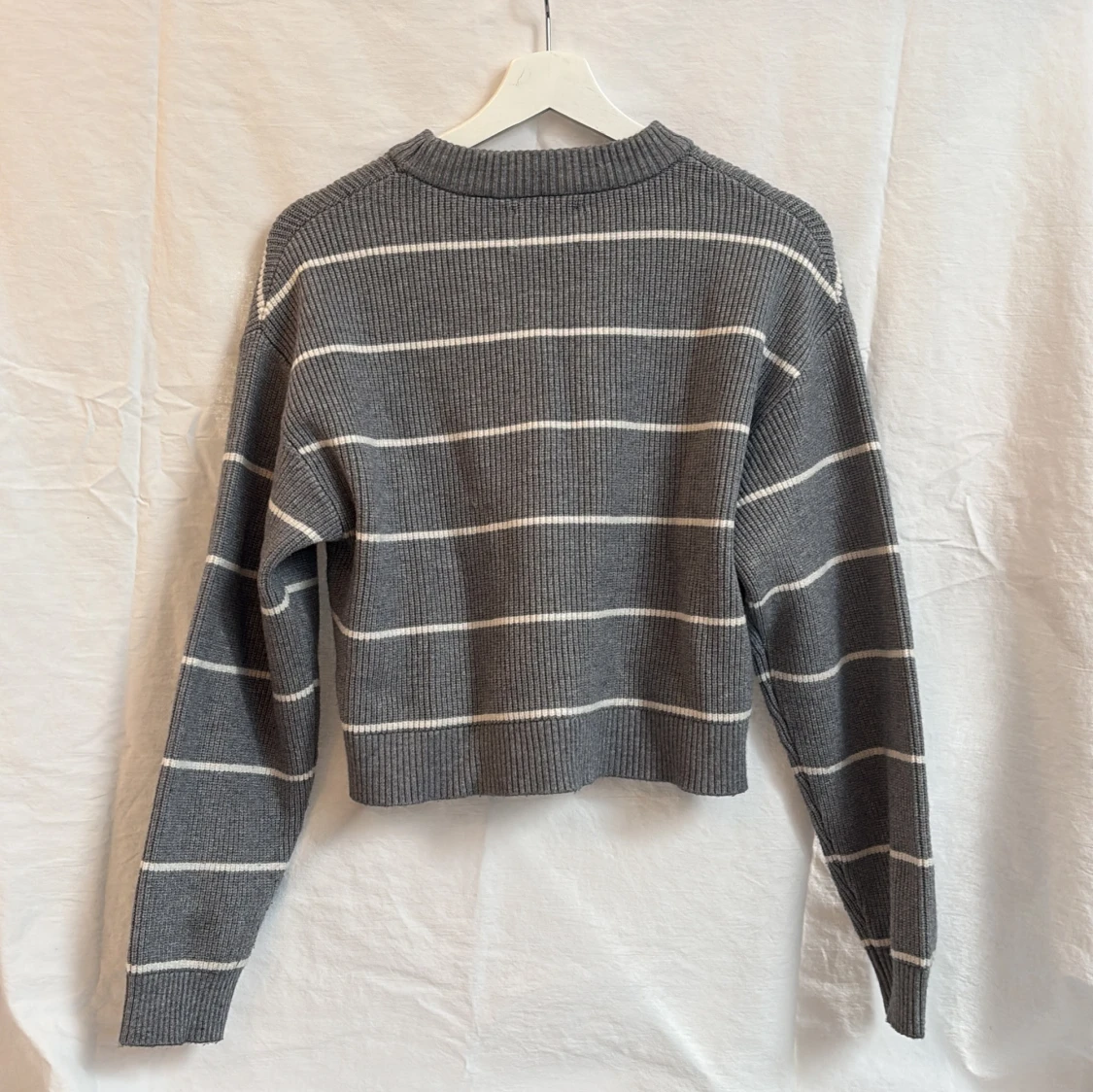 Grå randig croppad stickad tröja från Zara - 1