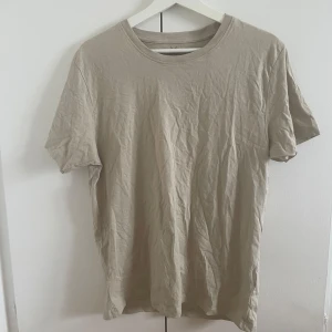 Beige t-shirt  - Ljusbeige t-shirt från soc i storlek s. Oanvänd med lappen kvar (är bara skrynklig) Köparen betalar frakten! 