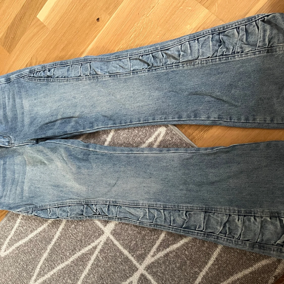 Blå jeans med volangdetaljer 