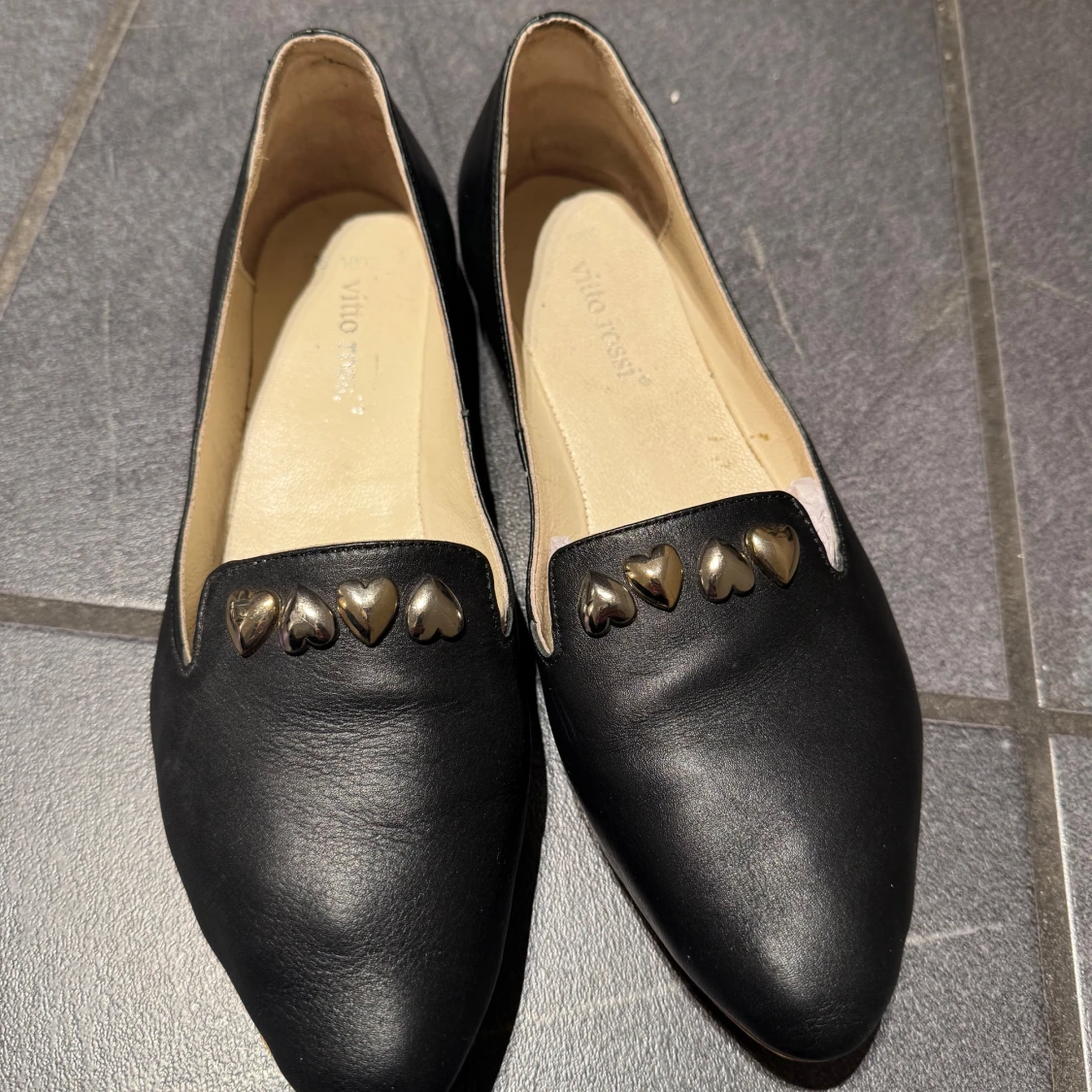 Svarta läder ballerinaskor med hjärtdetaljer  - 1