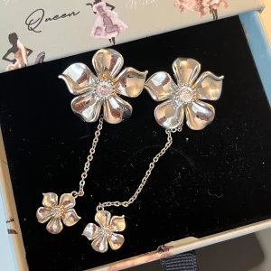 Ioaku örhängen - Örhängen från ioaku i modellen la fleur. Mycket bra skick!!💕