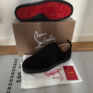 Louboutins  - Säljer nu dessa sprillans nya louboutinsen. De är i strl 42. Du får med allt som visas på bilderna dvs skor, dustbag, box osv. Mer loubs finns i min profil. Bara att skriva ett DM vid intresse!