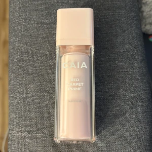 CAIA Red Carpet Prime Glow Primer - Glow primer från CAIA i nyansen Light to medium. Säljer  den då jag inte använder den, den är bara använd enstaka gånger så nästan helt full 💞