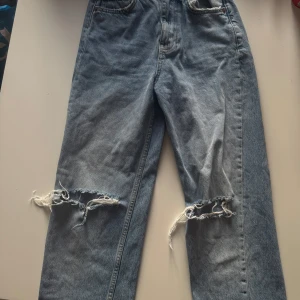 Ljusblå slitna jeans från g perfect jeans - Säljer mina ljusblåa jeans! De är raka ner till men de är mer baggi fast tajta upp till! 