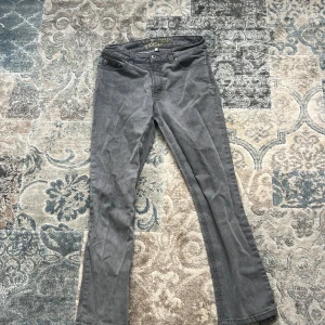 Grå jeans från KappAhl Vicky Basic - Säljer ett par grå jeans från KappAhl, modell Vicky basic. Är inte säker på storleken men de passar en 14-15 åring 