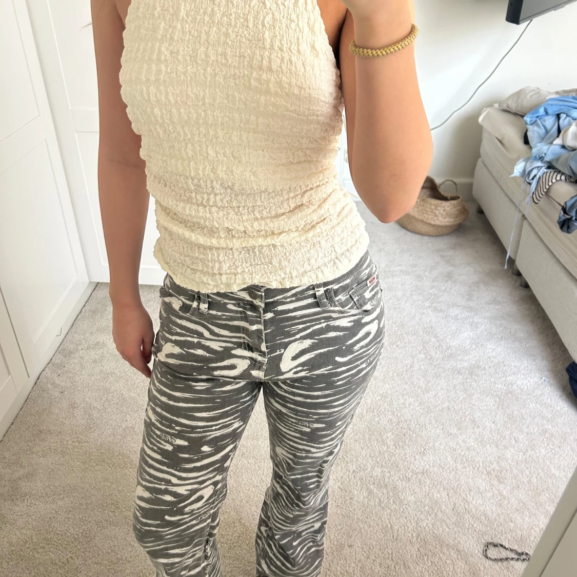 Grå och vita zebra-mönstrade jeans från Guess